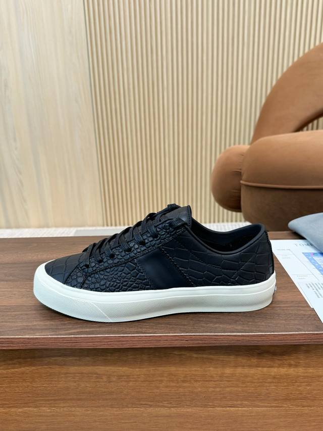 Tom Ford, American retro, affordable luxury. Sizes: 39-45. Tom Ford is a Europea