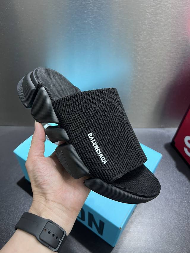 Balenciag A slippers have been upgraded and released in the Speed 2.0 version. T