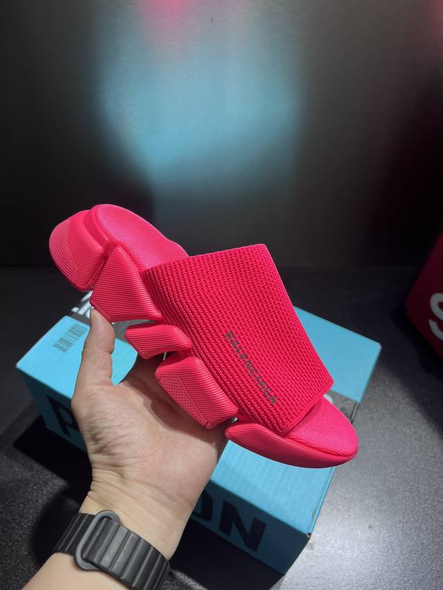 Balenciag A slippers have been upgraded and released in the Speed 2.0 version. T