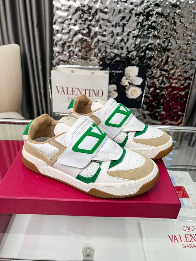 Real Price Valentino Couples' Loafers Series. Valentino's 2025 new couples' snea