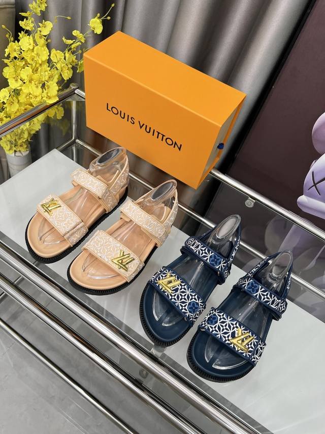 Louis Vuitton's new spring and summer slippers are now on sale. 1:1 high-end cus