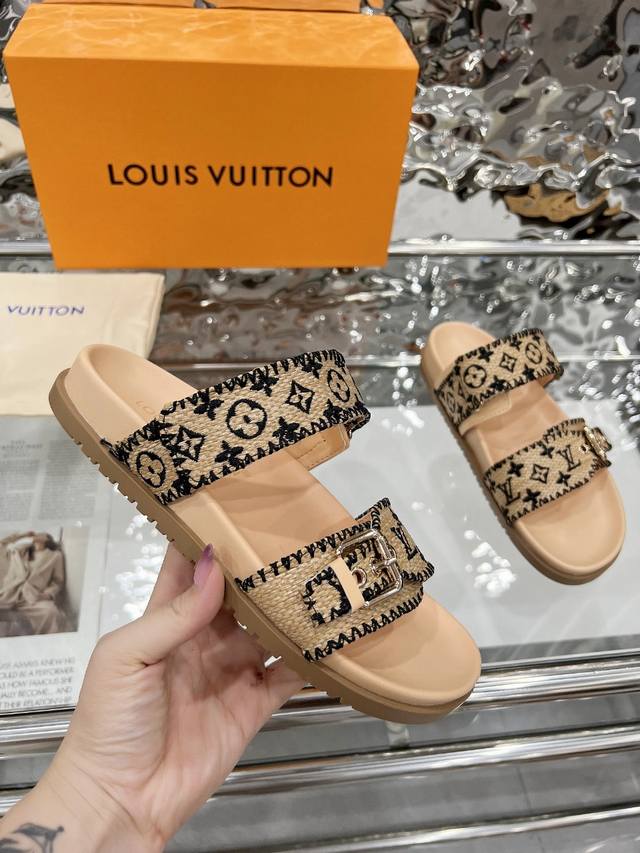 Louis Vuitton's new spring and summer slippers are now on sale. 1:1 high-end cus