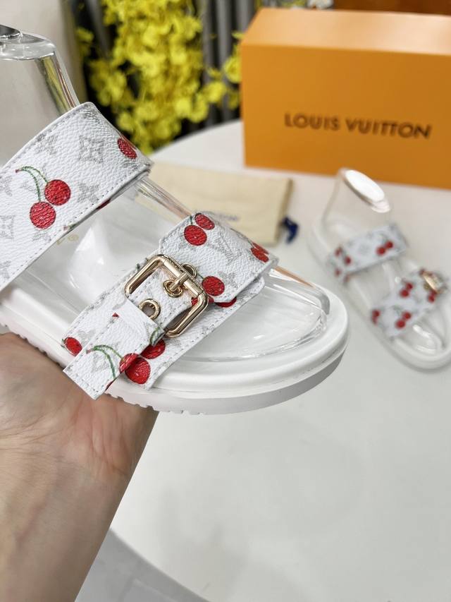 Louis Vuitton's new spring and summer slippers are now on sale. 1:1 high-end cus
