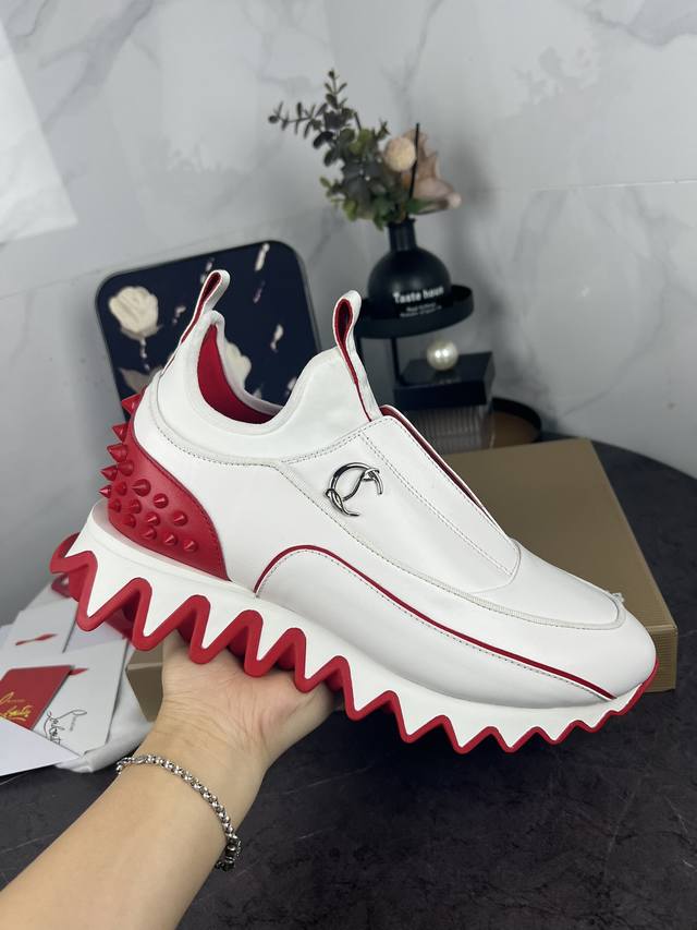 CL red-soled shoes, the latest couple's style, are comfortable and fashionable.