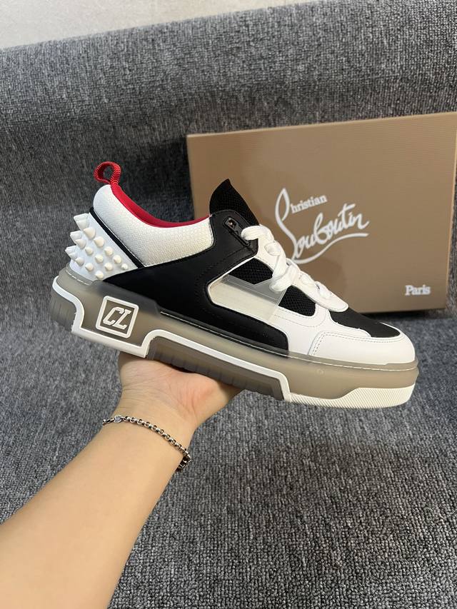 Cl red-soled shoes are the latest couple's style. They are comfortable to wear a