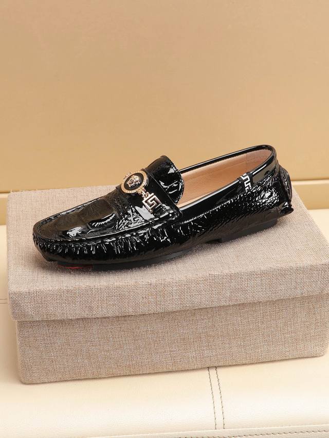 Factory Price: New Versace Men's Moccasins. Original quality, 1:1 synced with th