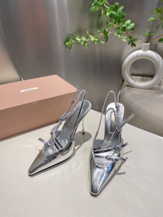Factory Miu Miu catwalk style spring and summer new high-heeled strap sandals. I