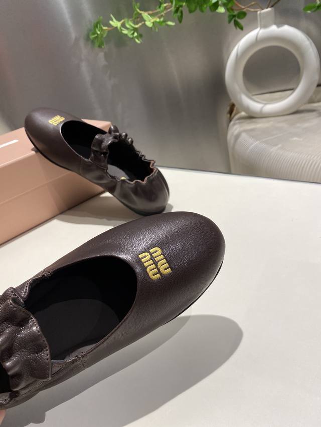 two versions with a 4.5cm flat heel, these are the official spring/summer new sl