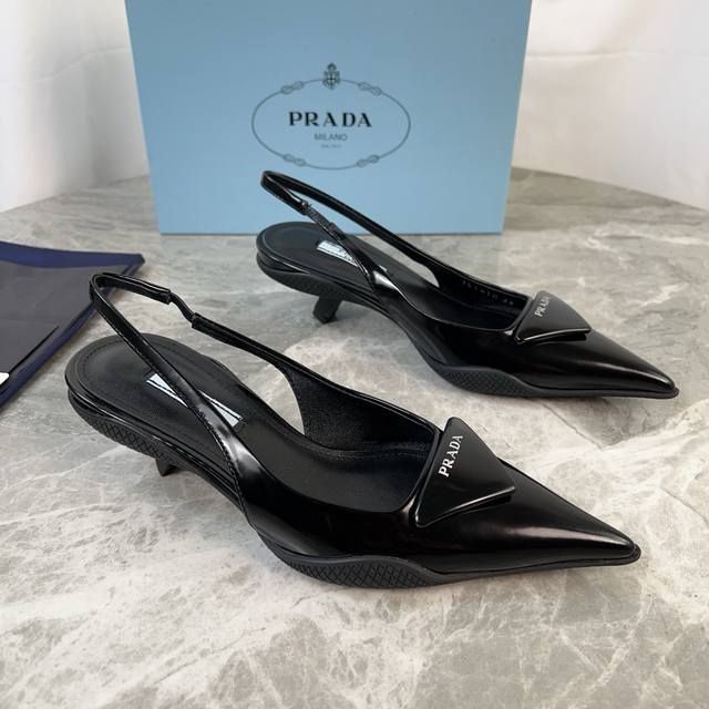 Top version of domestic kitten heels Surface: imported open edge beads Lining: m