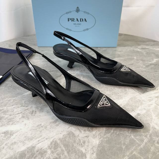Top version of domestic kitten heels Surface: imported mesh Lining: mixed sheeps