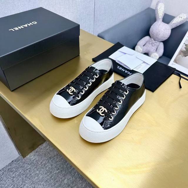 Chanel's popular lace-up sneakers, sneakers, and sneakers. These trendy shoes lo