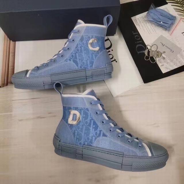 Dior's new collaboration is trendy and versatile, destined to be a hit! Upper: C