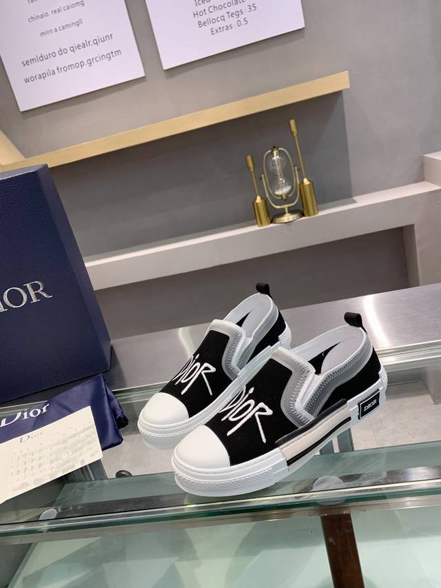 Dior couple's style for men and women, complete with counter-purchased accessori