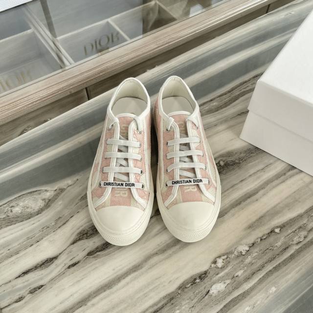 Dior Spring/Summer new models, Dior embroidered canvas shoes! Premium embroidere