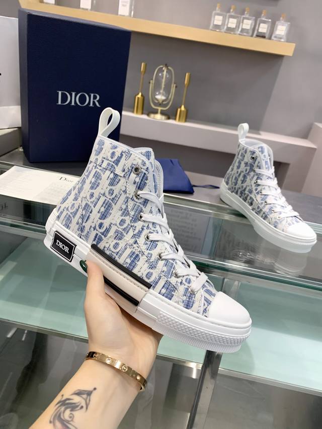 a premium Dior couple's pair. Upper: Made from custom-made, original frosted pea