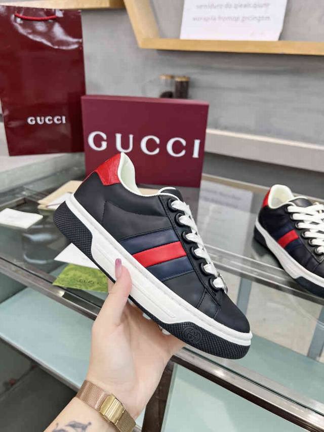 Gucci's new classic couple's sneakers, white flats. Compare and copy from the of