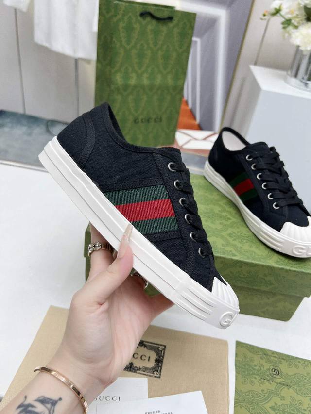 Gucci new classic couple's sneakers with white accents. A replica of the officia