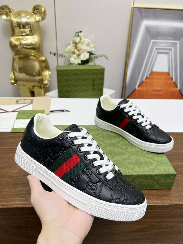 Authentic Gucci new classic couple's sneakers in white. Copy the official websit