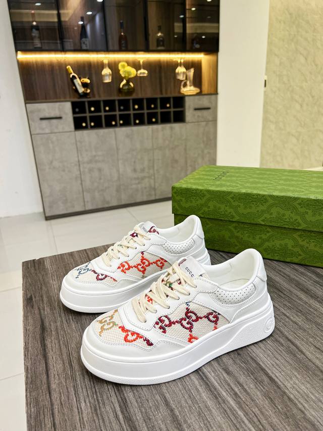G's latest blockbuster thick-soled white sneakers, a blend of sporty and casual