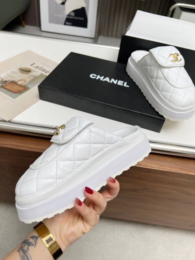 Chanel 24C Spring slippers, a must-have for women, are versatile and have a simp