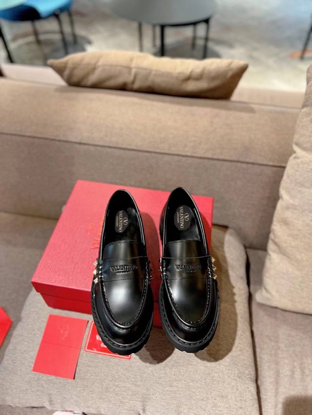 Factory Price Valentino. Valentino's latest collection features the hottest V-br