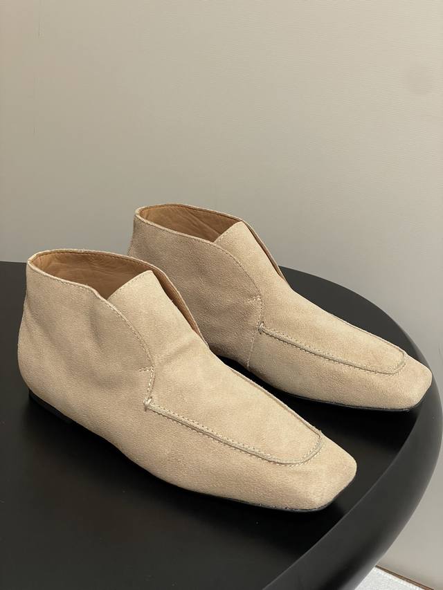 Toteme 25S autumn and winter new classic square-toe slip-on boots. Minimalist Ch