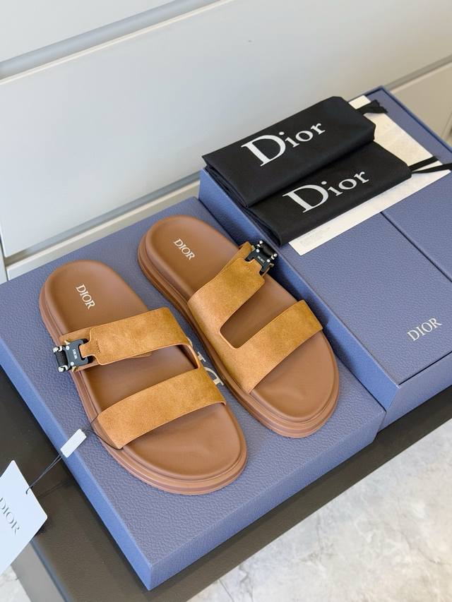 D's Aqua men's slip-on sandals offer an elegant and casual look. The cross-strap