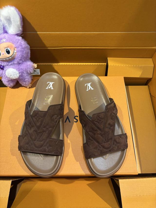 This Lv Oasis sandal features a large, three-dimensional logo made from Monogram
