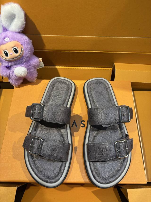 This Lv Oasis sandal features an oversized, three-dimensional logo and a creativ