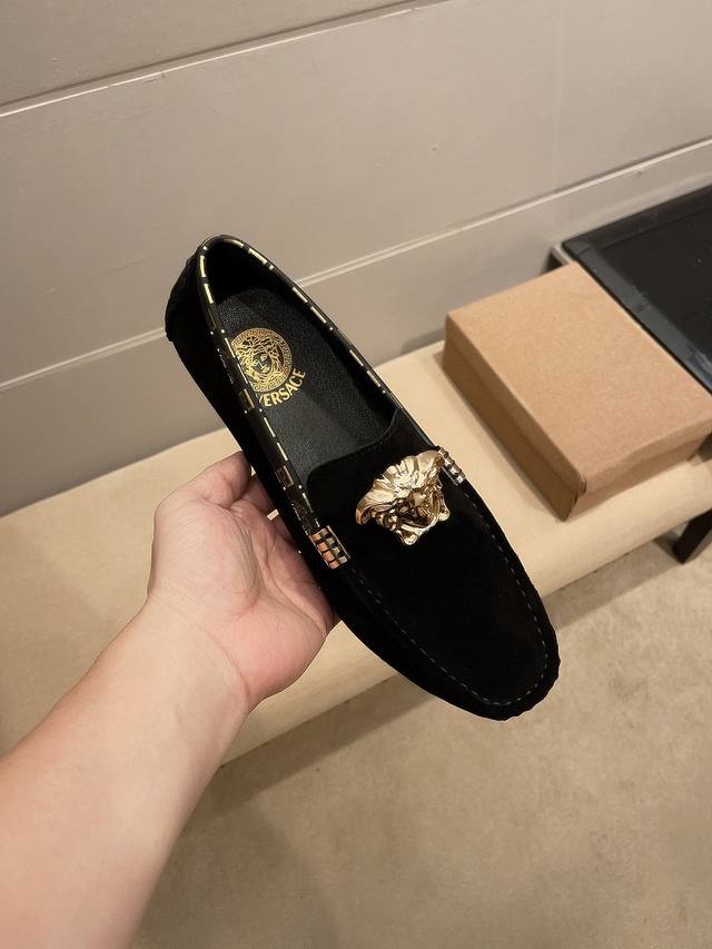 Factory Price Men's Sports Shoes, Original Versace. Made with top-grain nubuck l
