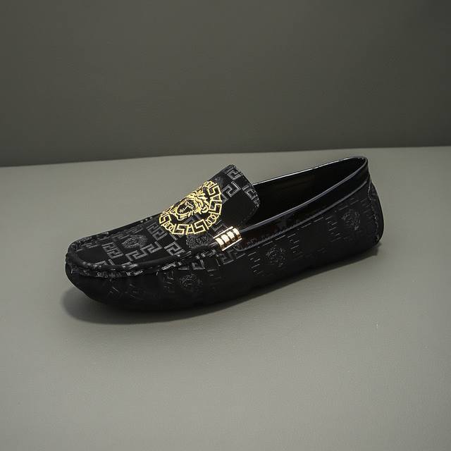Factory Price Men's Sports Shoes from the original Versace brand. Featuring a to
