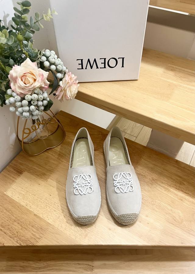Factory Price Women's Shoes and Sportswear Originals ~ Loewe's 2025 Early Spring