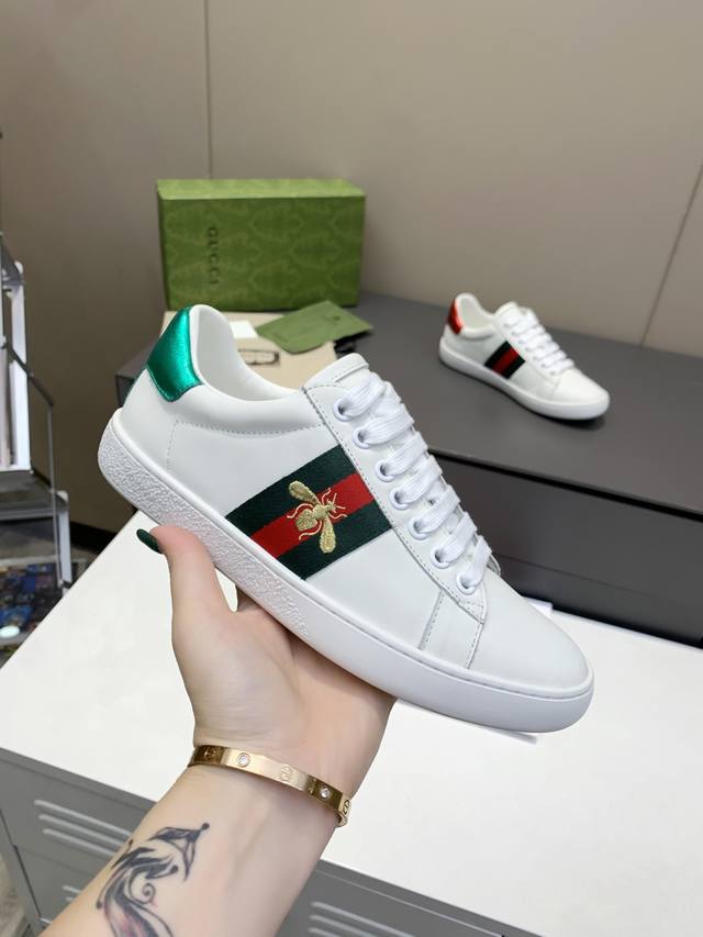 Gucci classic women's shoes, white bee sneakers. Copy the official website. Fabr