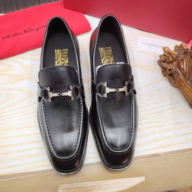 Factory Price: Ferragamo new men's casual slip-on shoes. Made with the original