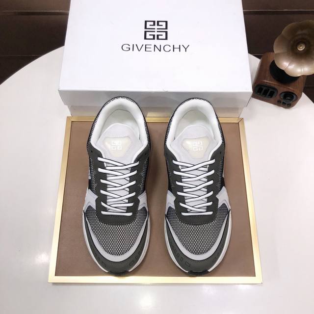 Factory P batch Givenchy. Givenchy counters sell it simultaneously. Upper: Itali