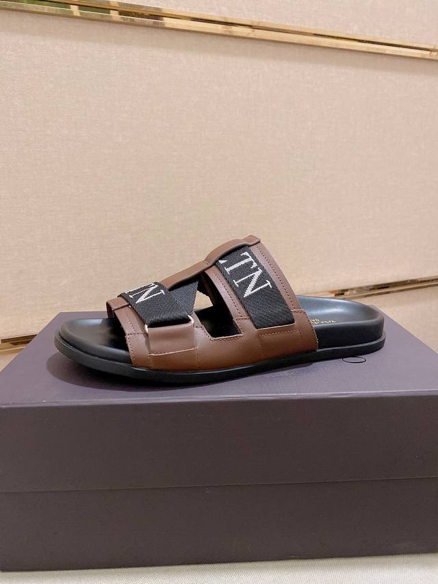 Factory Price: Valentino's newest couple's slippers, featuring premium quality,