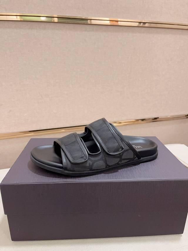 Factory Price: High-end couple's style Valentino new boutique slippers, counter