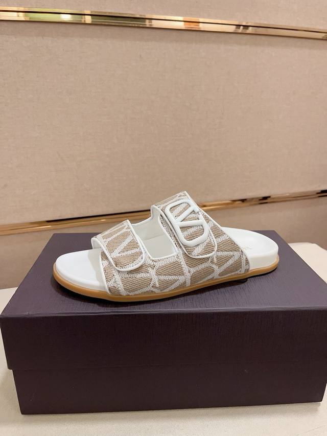 Factory Price: Valentino's new men's high-end slippers, counter quality, classic