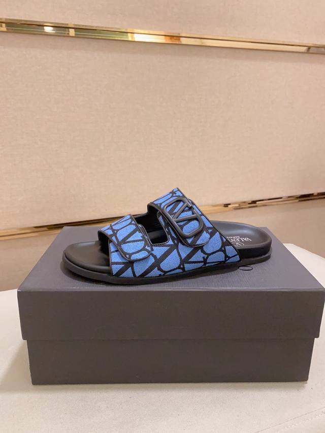 Factory Price: High-end Valentino men's new boutique slippers, counter quality,