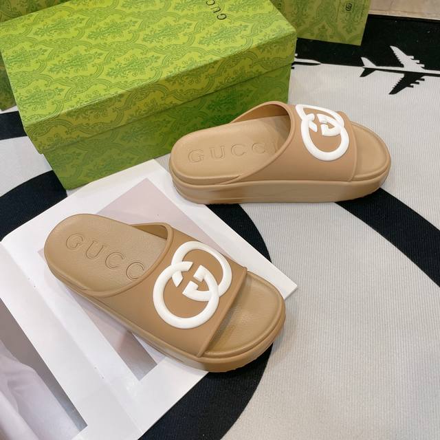 High-end Gucci slippers, available in a variety of colors. Newest Gucci slippers