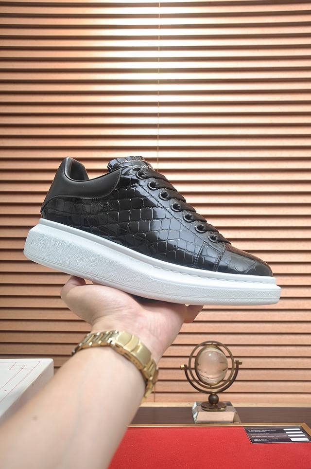 the highest-end McQueen couple's pair: Women's 35-40, Men's 39-44. New white sne