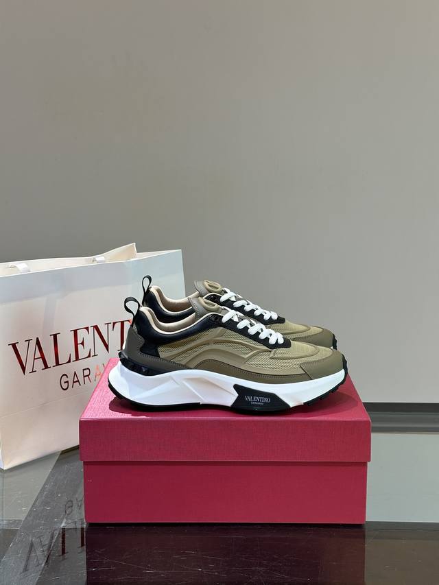 Valentino Garavanito's new "Valentino" sneakers with a loop logo are designed wi