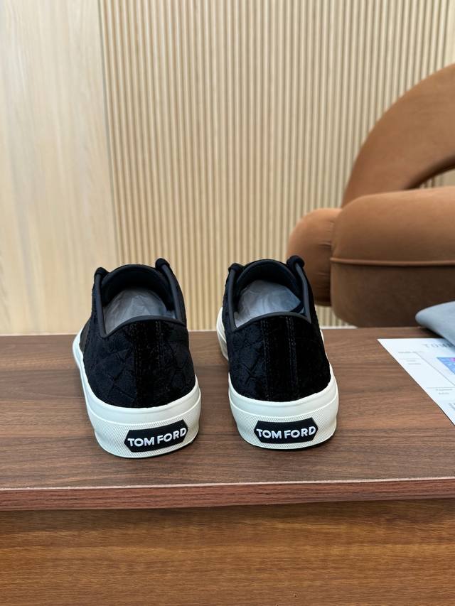 Tom Ford, American retro, affordable luxury. Sizes: 39-45. Tom Ford is a Europea