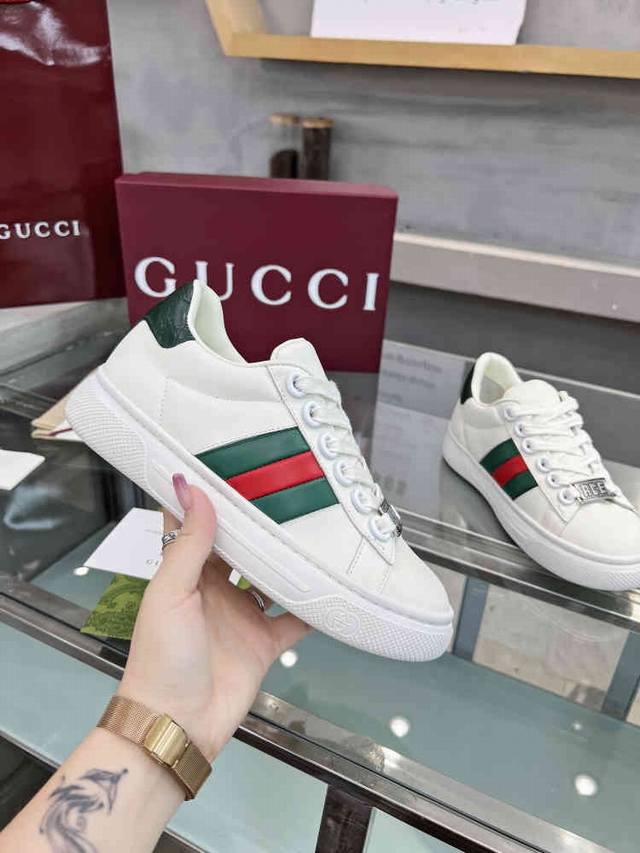 Gucci's new classic couple's sneakers, white flats. Compare and copy from the of