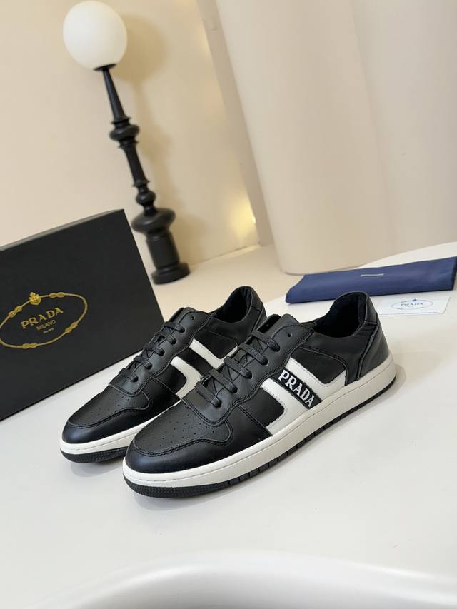 Prada men's classic casual shoes are made of imported cowhide and sheepskin lini