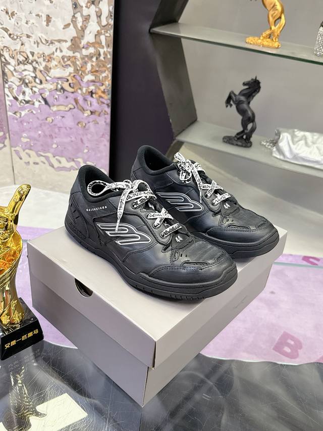 Factory P Price P: Balenciaga's latest autumn and winter model Hamp Tons couple