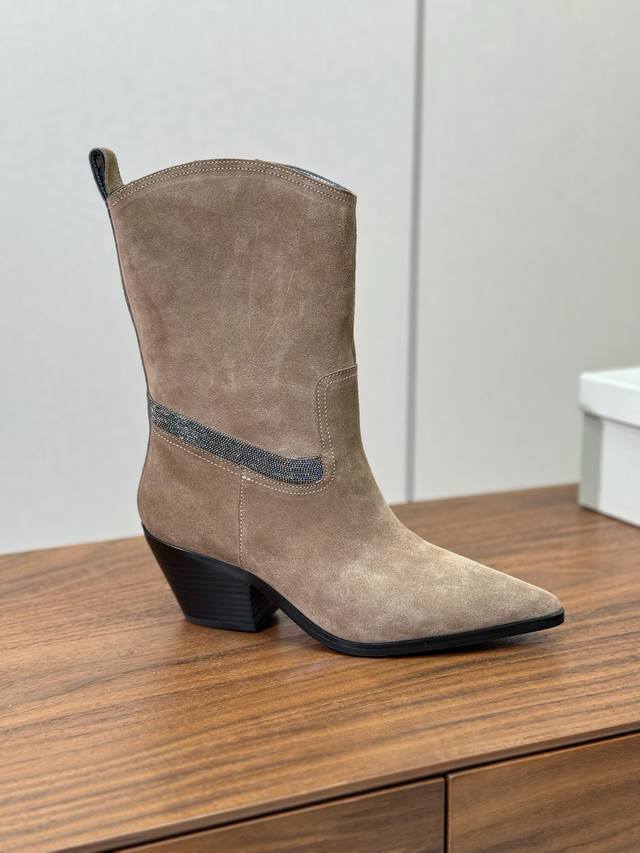 Brunell* Cucinell* chunky-heeled mid-boots. Upper in cow suede and leather. Shee