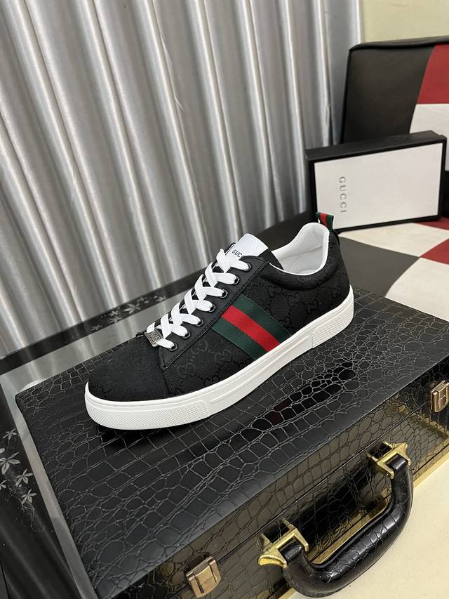 Factory Price: Gucci's latest men's white sneakers! 1:1 matching shoes from the