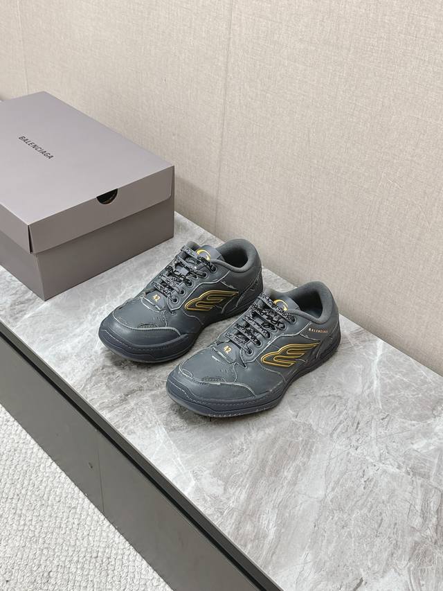Balenciaga. Couples' Style Sizes: 35-40, Men's 39-44-45. Custom-made. Balenciaga