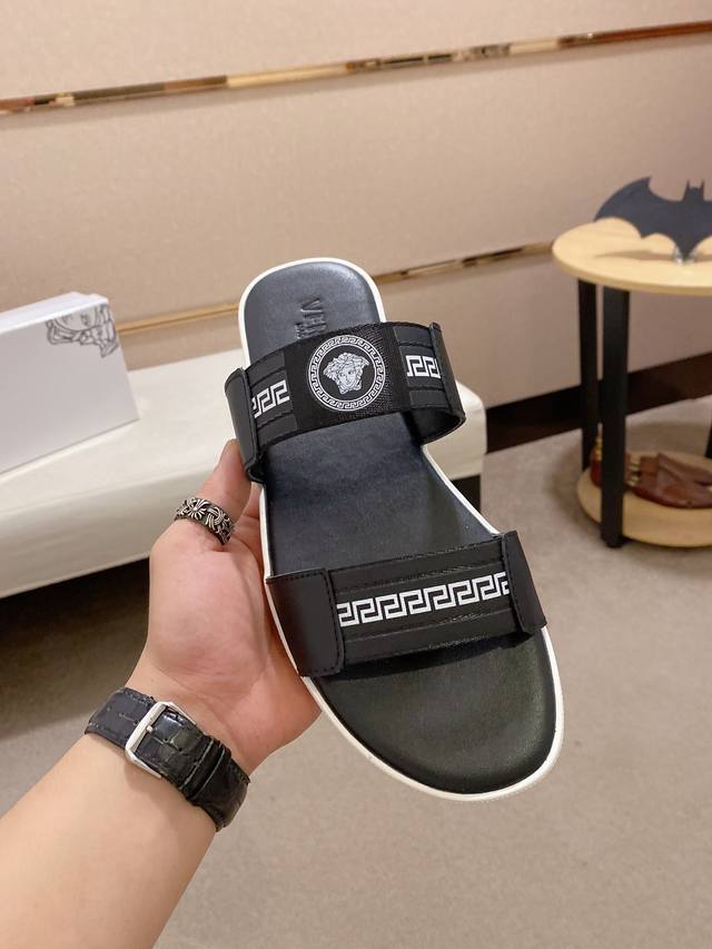 Versace men's slippers, the latest masterpiece from the high-end brand's officia